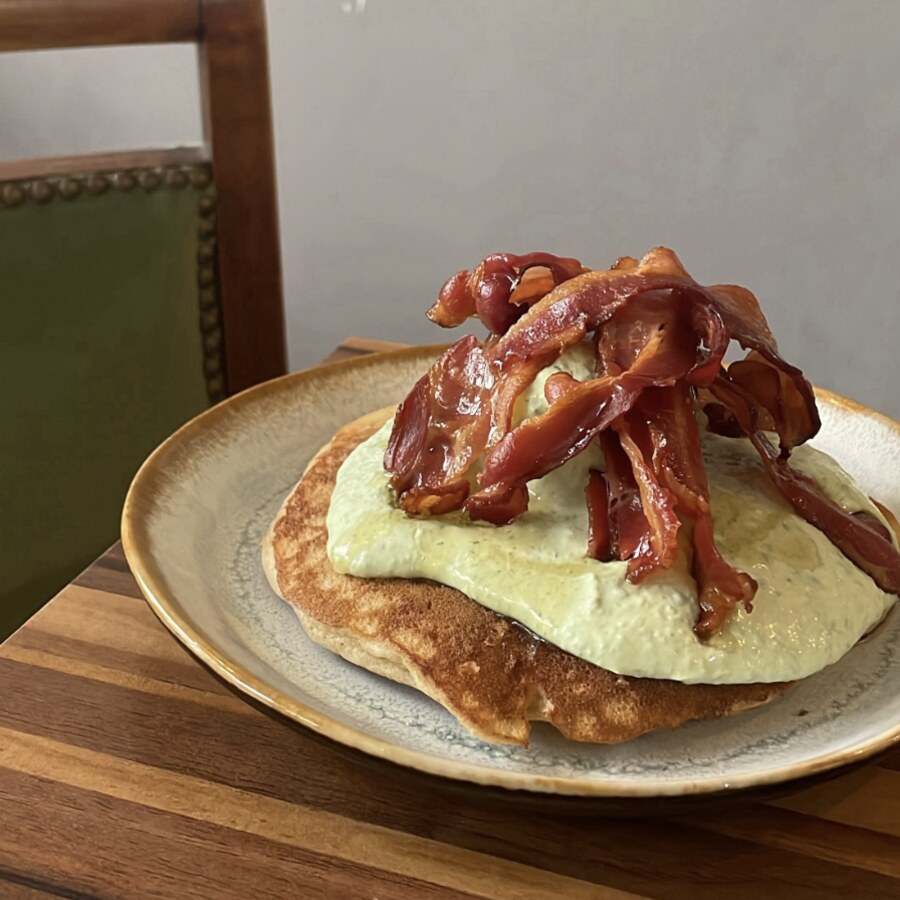 Pancakes bacon, œuf mollet et sauce ricotta-épinard