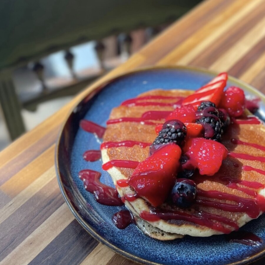 Pancakes fruités, fruits rouges et coulis de saison